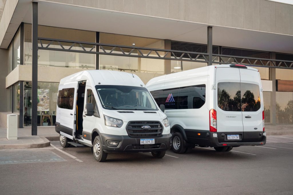 Duas Ford Transit em frente a um prédio.